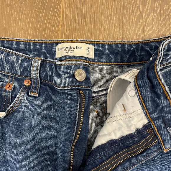 Abercrombie The Skinny High Rise Jeans - Picture 2 of 3
